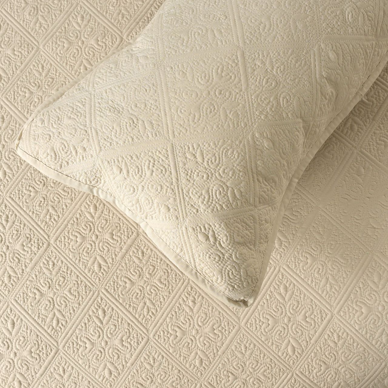 Quilted Bedspread with Pillow Covers